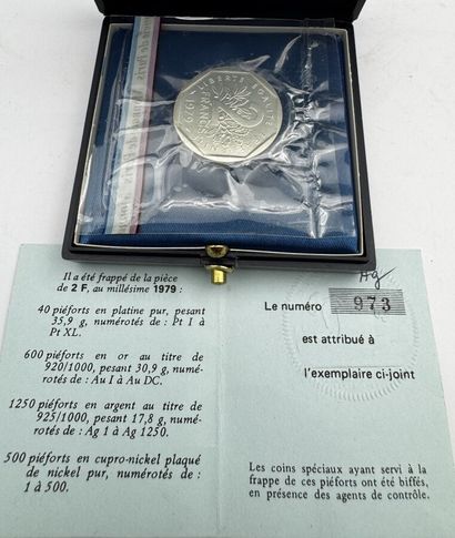 Ensemble de piéforts, avec certificats comprenant
2...