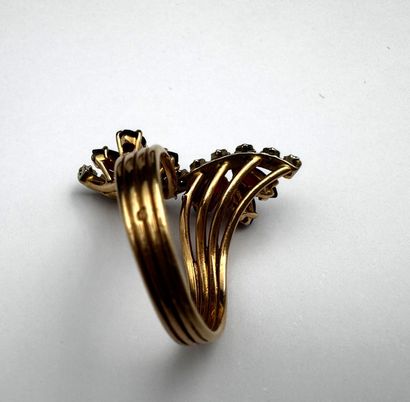 Bague or 18 k ornée d'une ligne de petits...