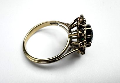 Bague or ornée d'une pierre verte (accidentée)...