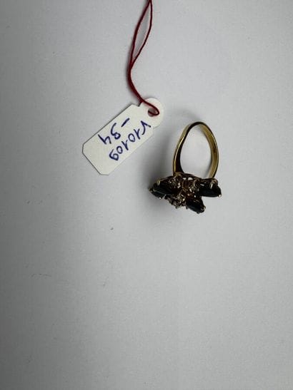 Bague or ornée de petits diamants et saphirs...