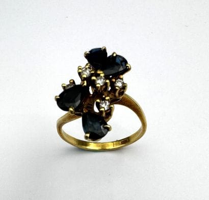 Bague or ornée de petits diamants et saphirs...