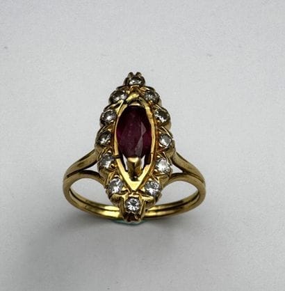 Bague marquise or 18k ornée en son centre...