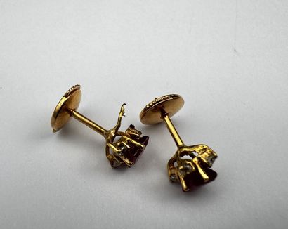 Paire de boucles d'oreilles rubis synthétiques...