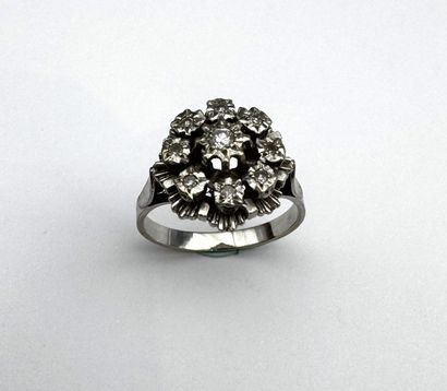 Bague or gris 18k ornée d'un petit diamant...