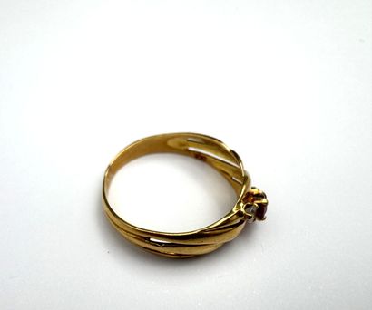 Bague or ornée d'un saphir rose central épaulé...