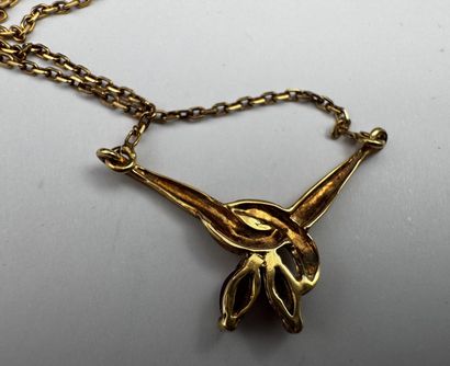 Une chaîne pendentif or retenant deux petits...