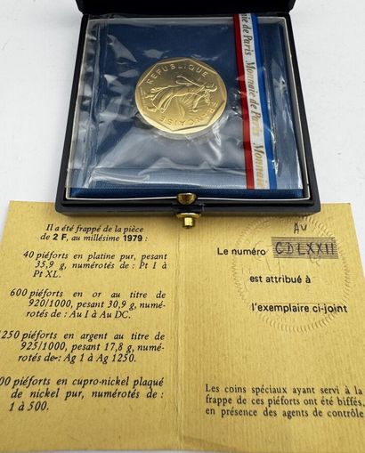 Ensemble de piéforts, avec certificats comprenant
2...