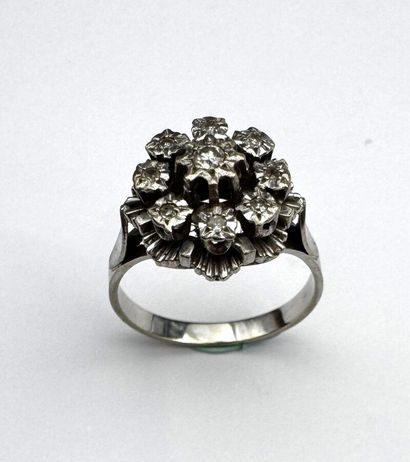 Bague or gris 18k ornée d'un petit diamant...