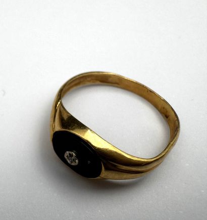 Un petit onyx surmonté d'un micro diamant...