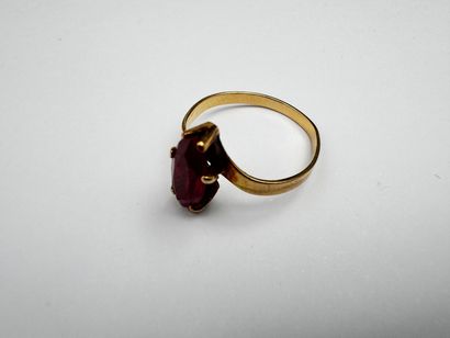 Bague or jaune 18k ornée d'un rubis navette...