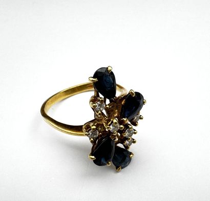Bague or ornée de petits diamants et saphirs...