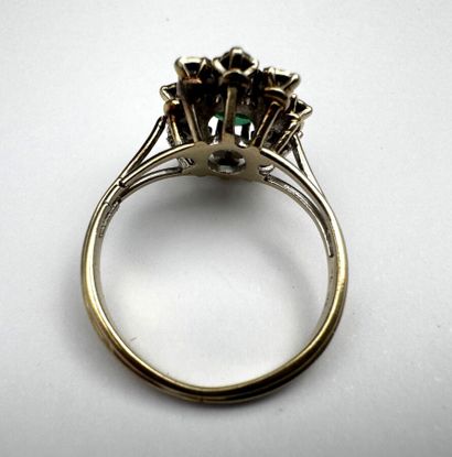 Bague or ornée d'une pierre verte (accidentée)...