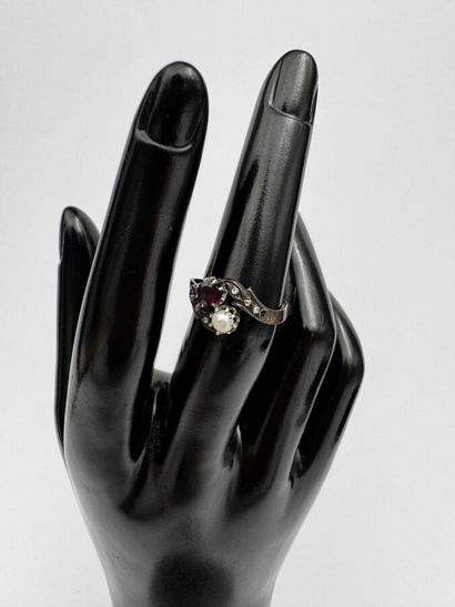 Bague or 18k ornée d'une petite perle et...