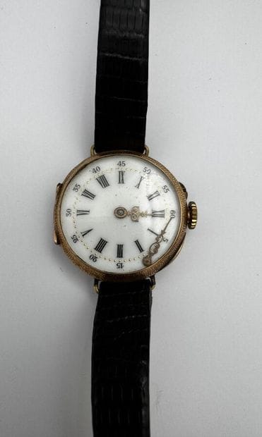 Une montre boitier or poinçon tête de cheval...