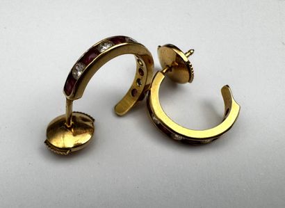 Paire de boucles d'oreilles en or simili...