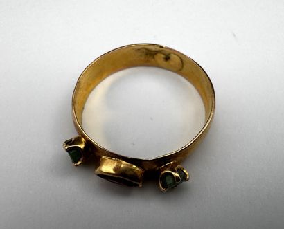 Bague or rubis central épaulé de deux émeraudes...