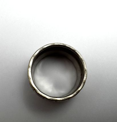Bague or gris à motifs losangiques 5,9 g
taille...