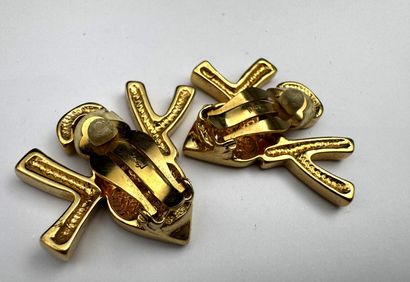 YSL, une paire de boucles d'oreilles en clips...
