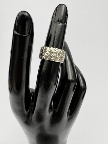 Bague or gris à motifs losangiques 5,9 g
taille...