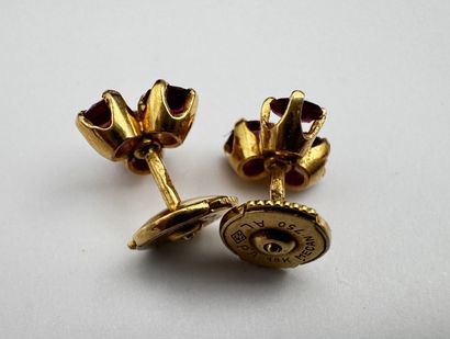 Paire de boucles d'oreilles or ornées de...