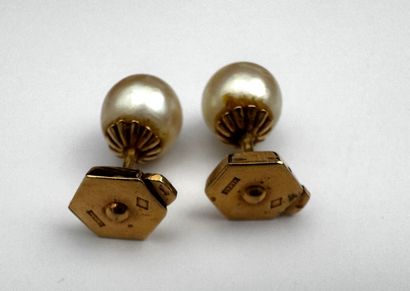 Paire de boucles d'oreilles or 18 k et perles...