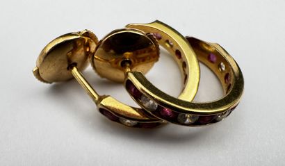 Paire de boucles d'oreilles en or simili...