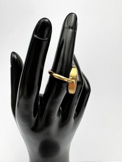 Bague en or 18k composée d'un seau représentant...