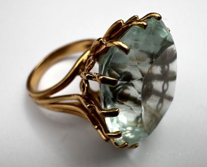 Importante bague ornée d'une aigue-marine...