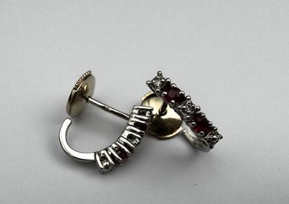 Paire de boucles d'oreilles or gris rubis...