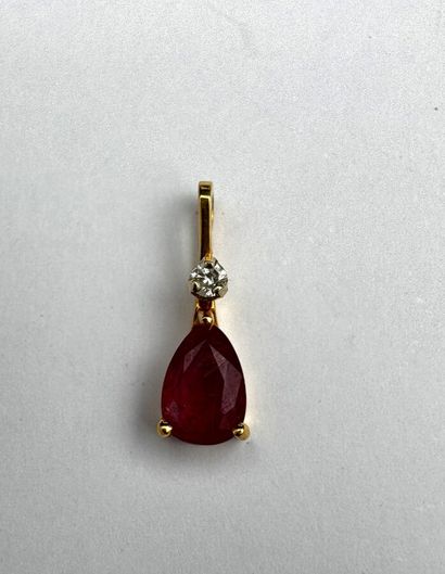 Un rubis poire serti en pendentif or 18 k,...