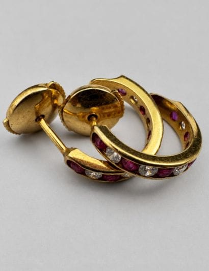 Paire de boucles d'oreilles en or simili...