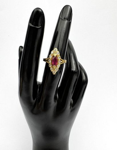 Bague marquise or 18k ornée en son centre...