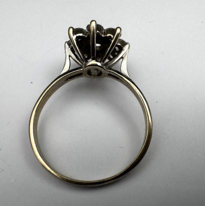 Une bague or gris 18k ornée de petits diamants...