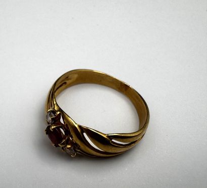 Bague or ornée d'un saphir rose central épaulé...