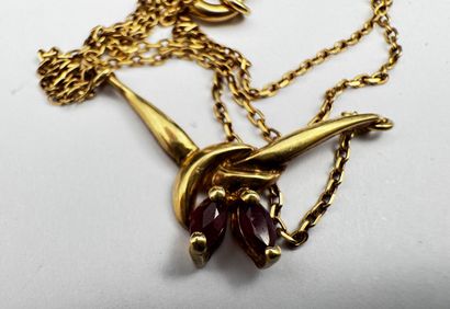 Une chaîne pendentif or retenant deux petits...