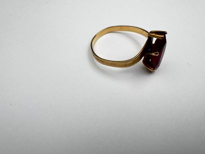 Bague or jaune 18k ornée d'un rubis navette...