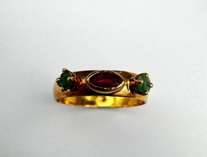 Bague or rubis central épaulé de deux émeraudes...