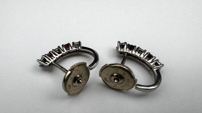 Paire de boucles d'oreilles or gris rubis...