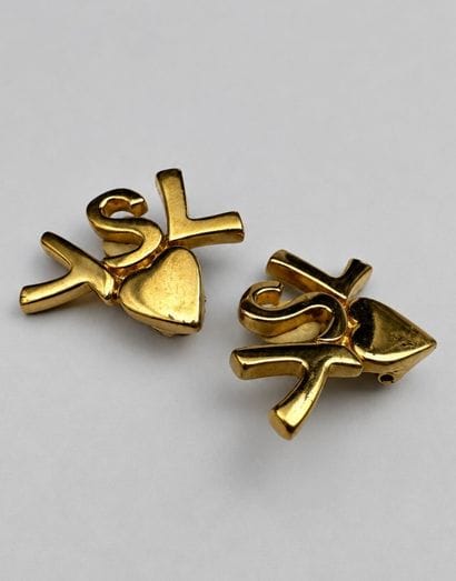 YSL, une paire de boucles d'oreilles en clips...