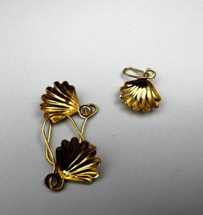 Deux boucles d'oreilles et un pendentif figurant...