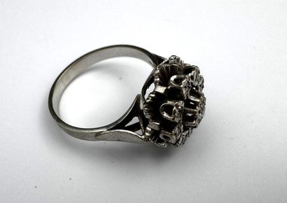 Bague or gris 18k ornée d'un petit diamant...