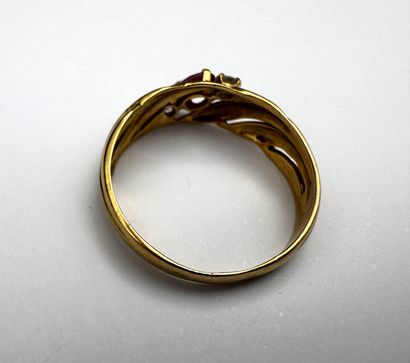 Bague or ornée d'un saphir rose central épaulé...