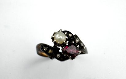 Bague or 18k ornée d'une petite perle et...