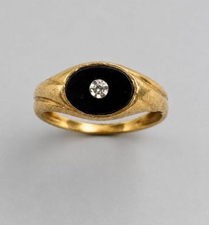 Un petit onyx surmonté d'un micro diamant...