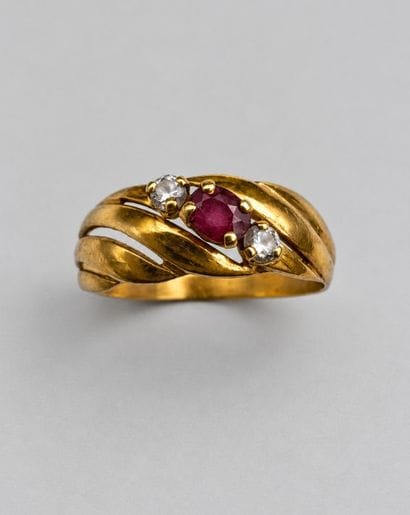 Bague or ornée d'un saphir rose central épaulé...