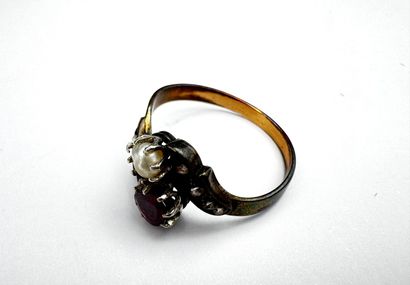 Bague or 18k ornée d'une petite perle et...