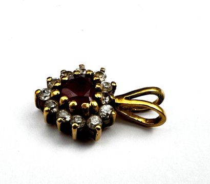 Pendentif cœur or 18 k rubis entourage simili...