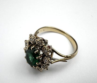 Bague or ornée d'une pierre verte (accidentée)...