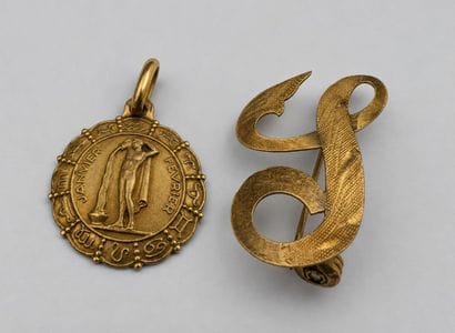 Médaille et broche or 18 k 2,8 g