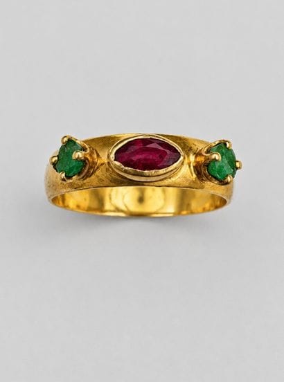 Bague or rubis central épaulé de deux émeraudes...